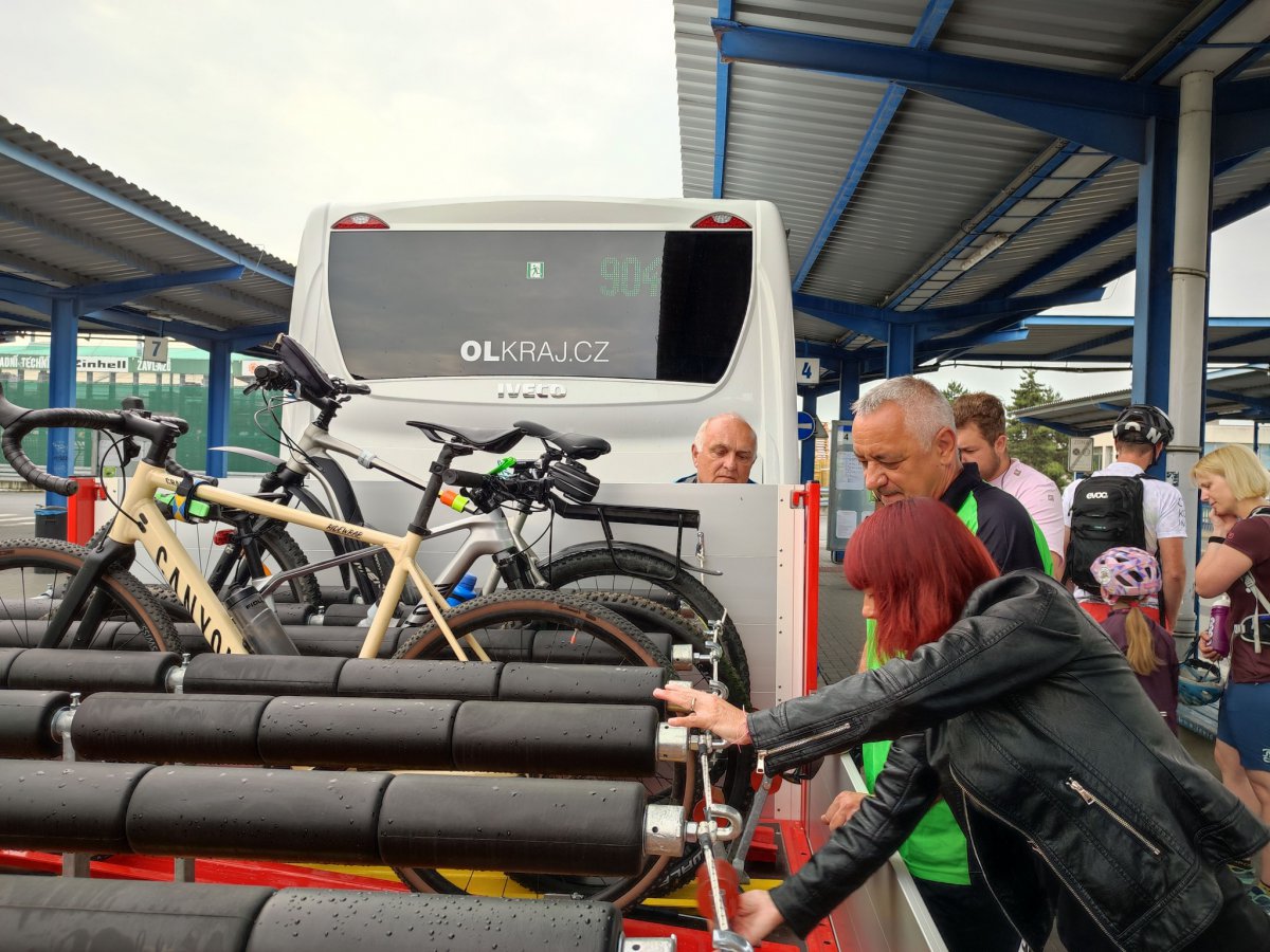 Do Jeseníků znovu míří cyklobusy. Přepraví kola a dovezou zážitky