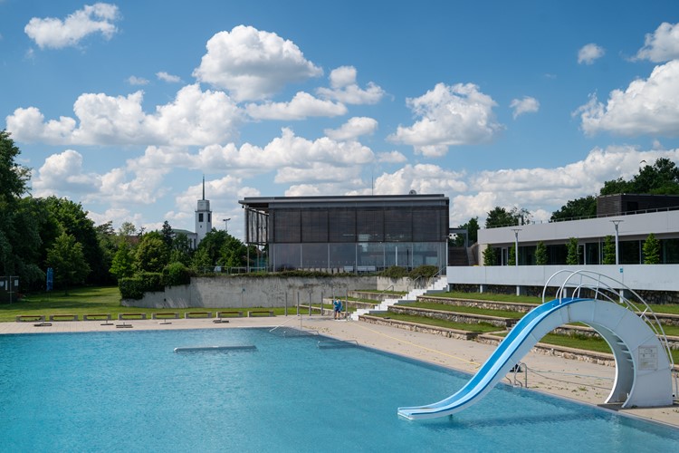 Koupaliště na Kraví hoře vítá první návštěvníky a hlásí novinky i akce