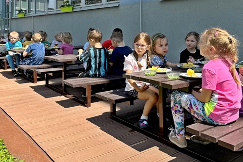 Bezplatné obědy ve školách pomohou dětem v tíživé sociální situaci i v příštím školním roce