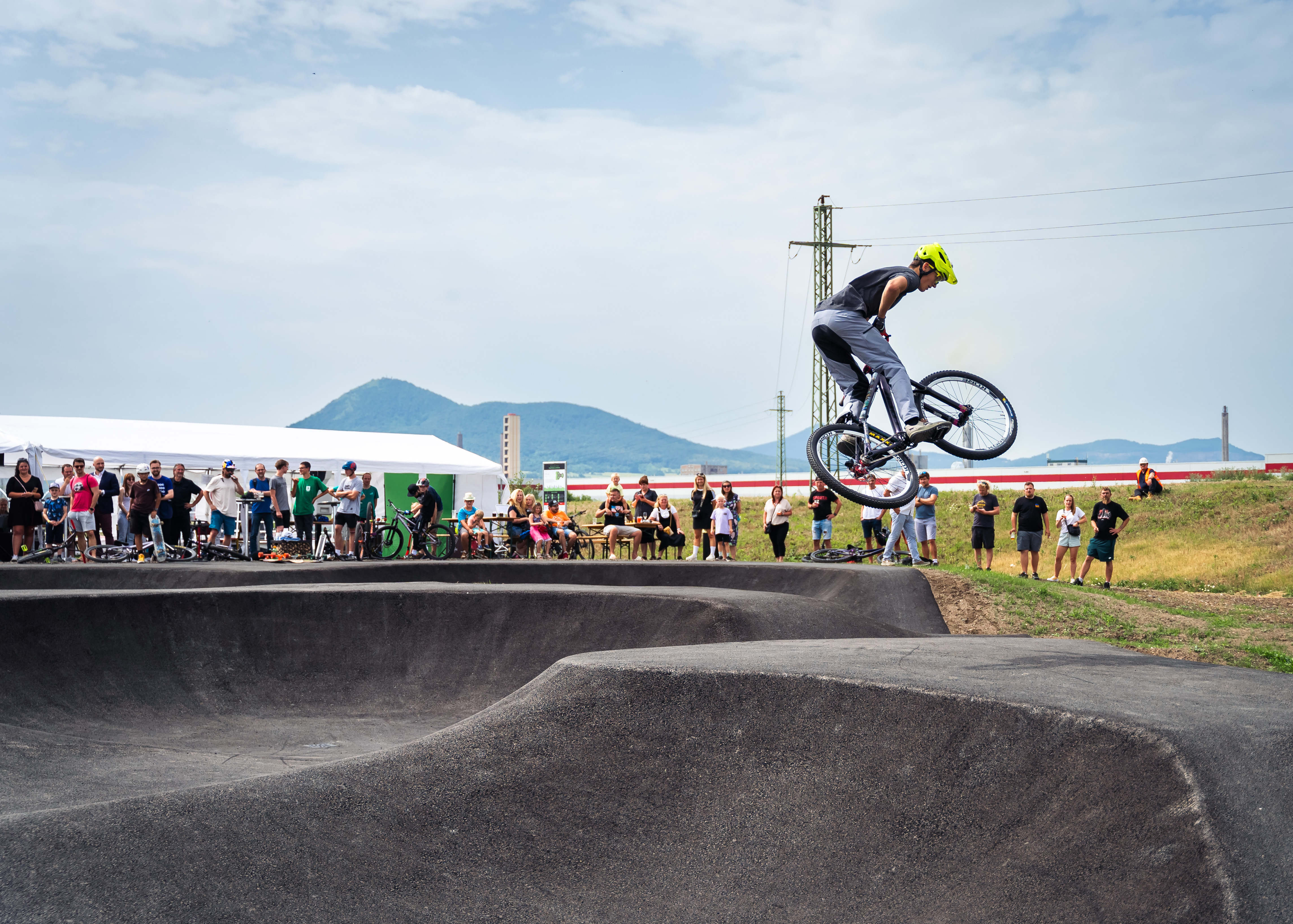 Lukavec má nové sportoviště. Pumptrack pro kola, koloběžky i skateboardy se nachází u P3 parku