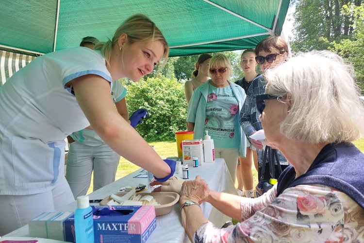 Den zdraví v Bruntále se těšil velkému zájmu veřejnosti. Stanoviště Nemocnice AGEL Podhorská přilákala 200 návštěvníků