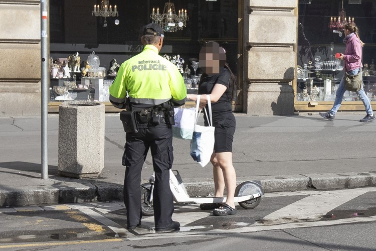 Kontroly cyklistů a koloběžkářů budou pokračovat