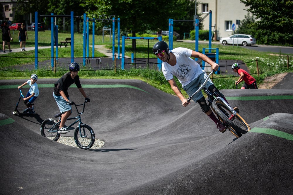 Nové pumptrackové hřiště v Bělském Lese je otevřeno.