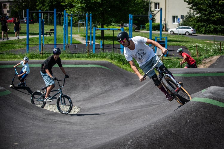 Nové moderní pumptrackové hřiště v Bělském Lese je otevřeno