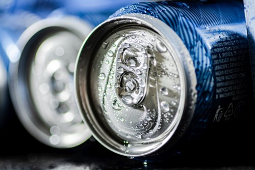 Skryté nebezpečí v „energeťácích“. dTest varuje u příležitosti Mezinárodního dne energy drinků