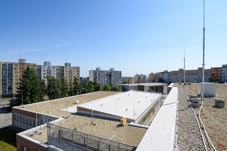 Základní školu zdobí jedna z největších zelených střech v Plzni