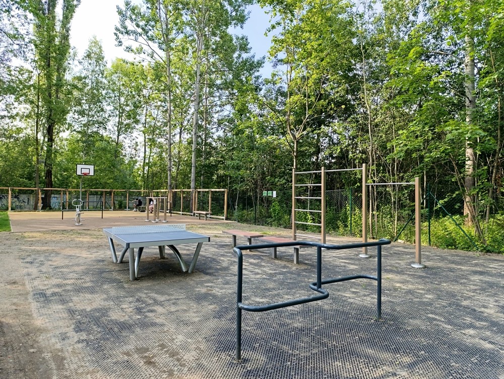 Park v Novém Vrátě má nové hřiště i lavičky.