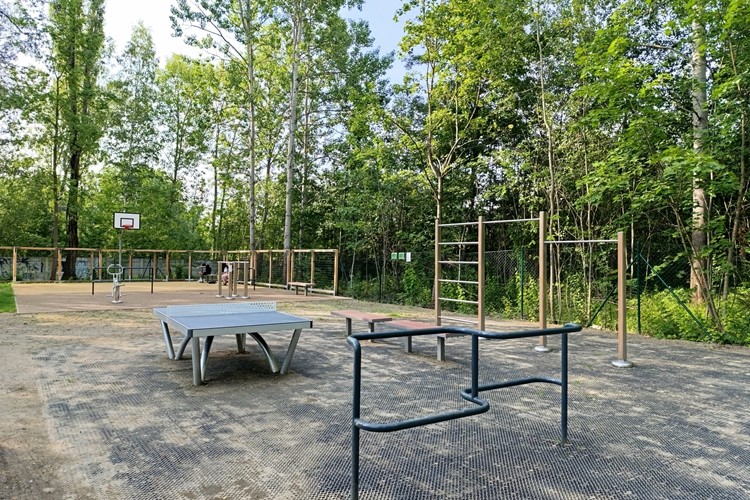 Park v Novém Vrátě má nové hřiště i lavičky