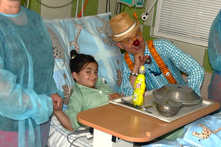 Nemocniční klauni Arník a Čučululek pobavili pacienty dětského oddělení