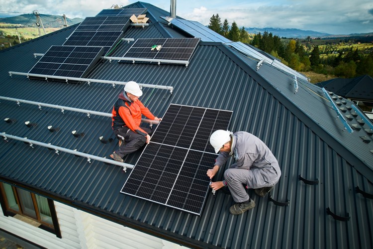 Máte na domě či na zahradě vlastní fotovoltaiku a máte přebytečnou energii?  Jak s ní naložit?