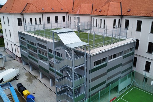 ZŠ Dukelská má novou halu, nabízí atraktivní fotbalové hřiště na střeše