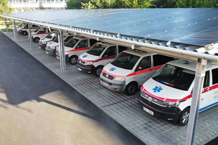 Sanitky v Uherskohradišťské nemocnici parkují pod novým přístřeškem s fotovoltaickou střechou