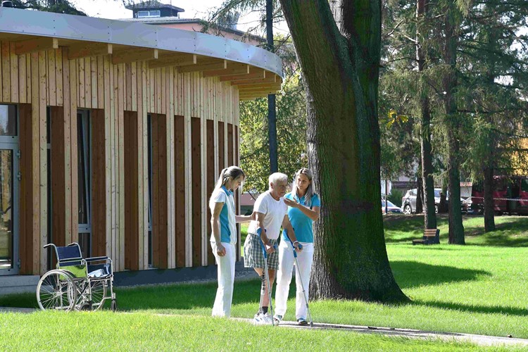 V krnovské nemocnici rozšířili rehabilitaci a vybudovali unikátní respirium s parkem