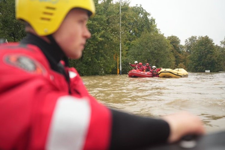 Velká voda opadá, v Moravskoslezském kraji začalo řešení následků povodně