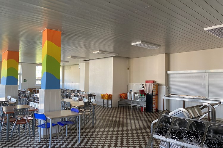 Školní jídelna na Špičáku je již v provozu, rekonstrukce zdárně pokračuje