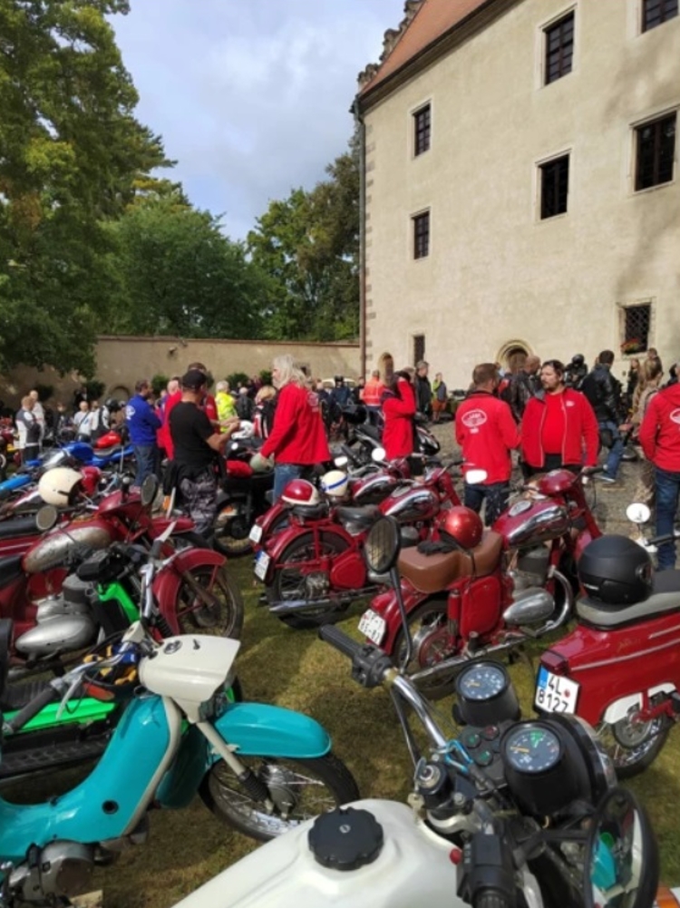 Jarní sraz moto-veteránů na zámku Benešov nad Ploučnicí