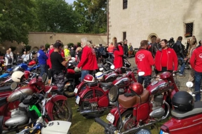 Jarní sraz moto-veteránů na zámku Benešov nad Ploučnicí