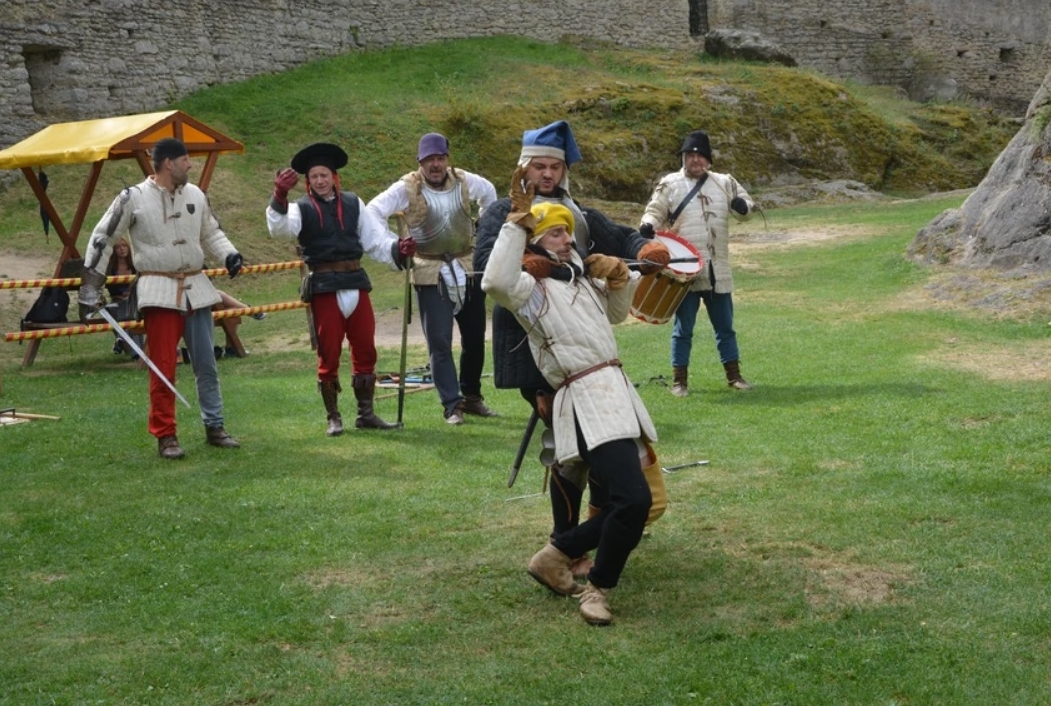 Vystoupení skupiny historického šermu Bravus na Landštejně