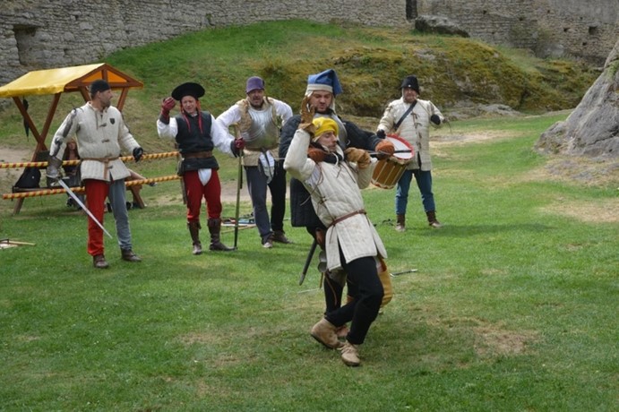 Vystoupení skupiny historického šermu Bravus na Landštejně