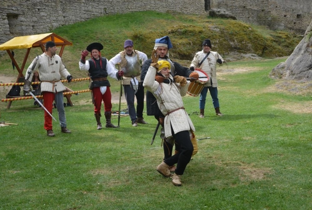Vystoupení skupiny historického šermu Bravus na Landštejně