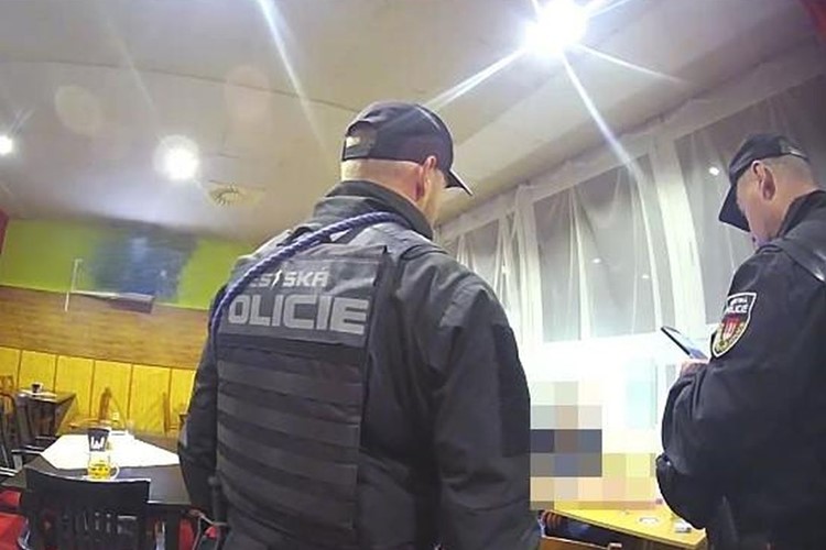 Strážníci zasahovali v klubu v centru města, muže hrubě obtěžujícího hosty museli vyvést