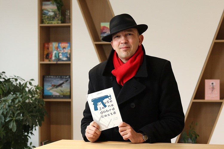 Román Vše je na dobré cestě odhaluje, jak jediná vteřina může změnit dějiny