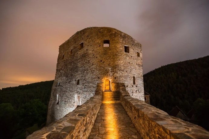 Hradozámecká noc na hradě Velhartice