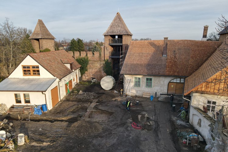 Archeologický výzkum v areálu Starého děkanství odhalil zdivo z 15. století a vzácné mince