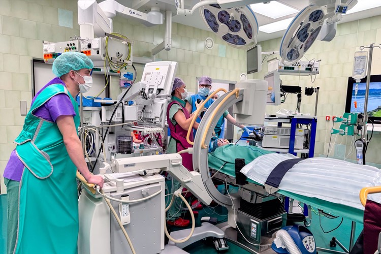 Unikátní výkon ve Fakultní nemocnici v Motole: Pacientka s cystickou fibrózou podstoupila třetí transplantaci plic