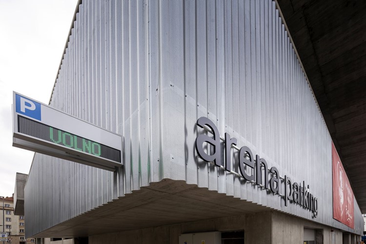 Nová éra parkování v Pardubicích začíná: arena parking otevírá své brány