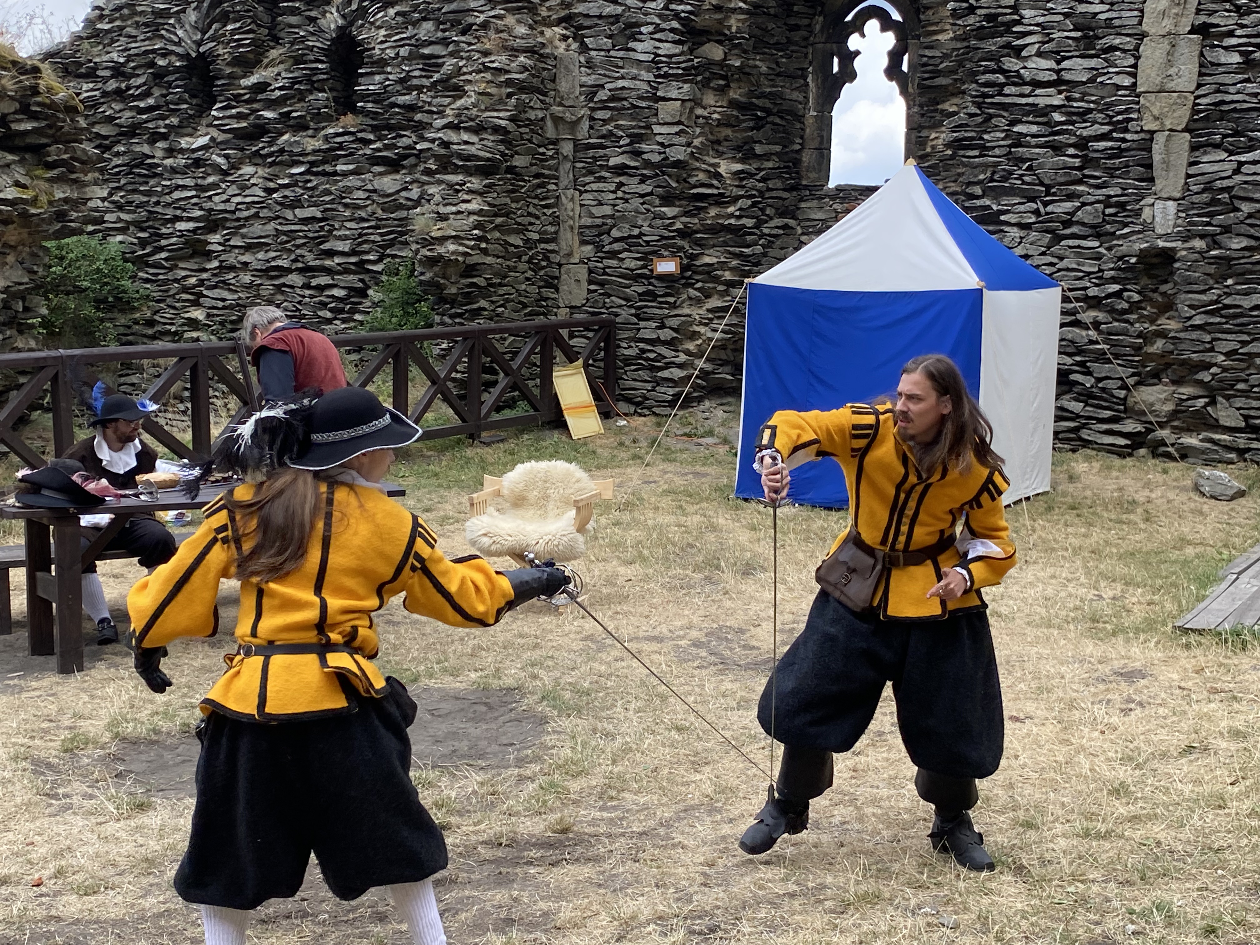 Oživlý středověký hrad Bezděz
