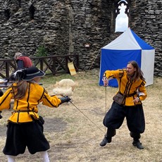Oživlý středověký hrad Bezděz