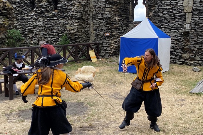 Oživlý středověký hrad Bezděz