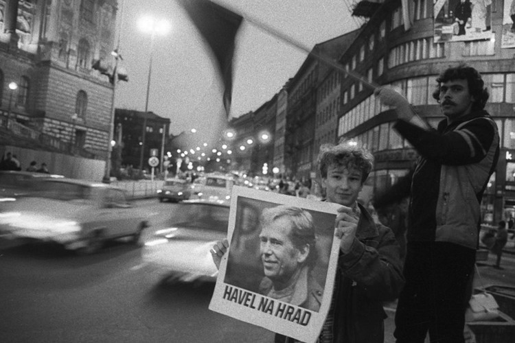 Jak byl ve fotografii reflektován rok 1989? Prohlédněte si výstavu ve Veletržním paláci