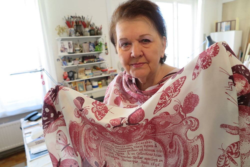 Jarmila Handzelová s autorským šátkem inspirovaný dílem Václava Hollara.