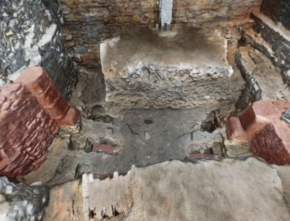Výstava představuje výsledek archeologického výzkumu. A sice linii staroměstské hradby z poloviny 13. století