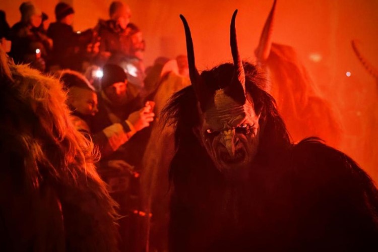 Židlochovicemi projdou praví, pekelní čerti. Děti se mohou projít pekelným koridorem