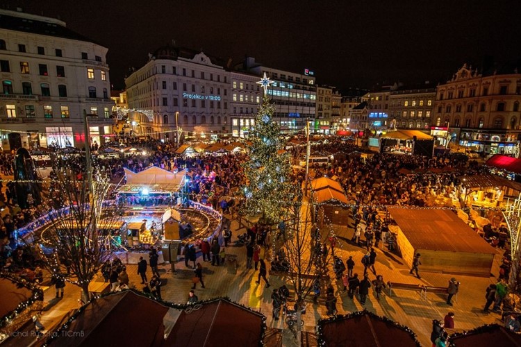 Kouzelná atmosféra, živá hudba, gastronomické požitkářství. To jsou Brněnské Vánoce