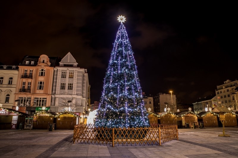 Vánoční strom na Masarykově náměstí v Ostravě.