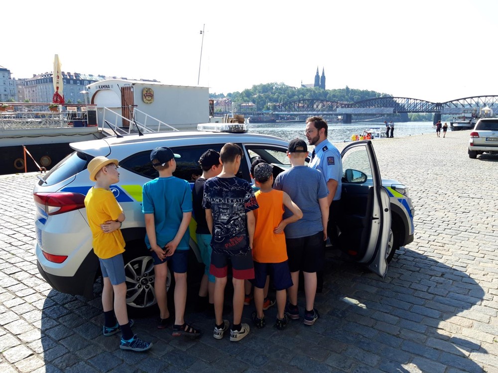 Děti se seznámily s prací policie. Zkusily si i modelové situace.