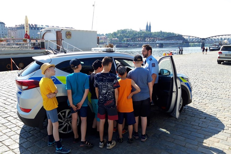 Děti se seznámily s prací policie. Zkusily si i modelové situace