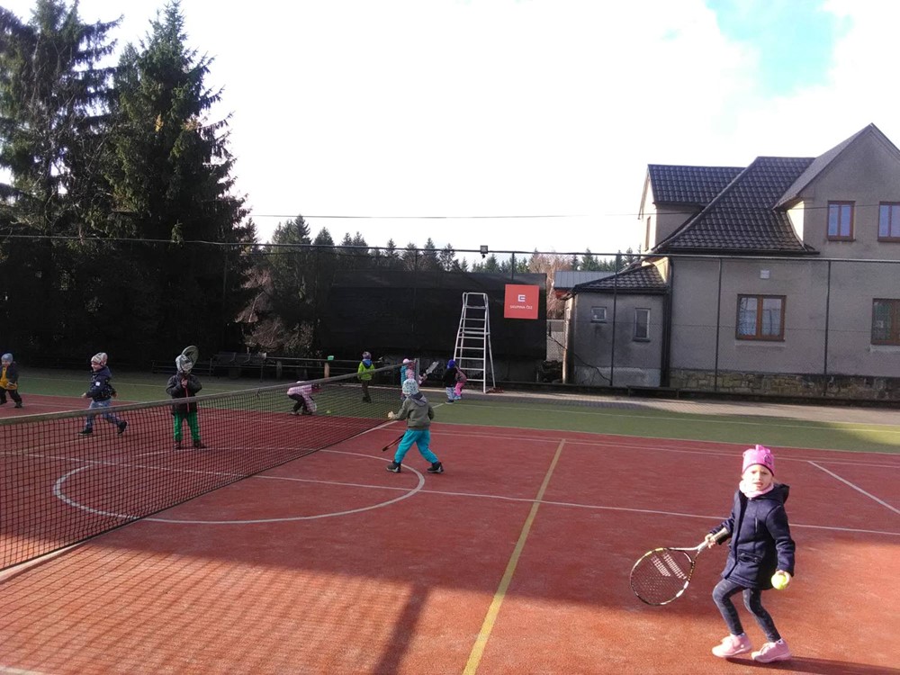 Kluci a holky dostanou od Mostů u Jablunkova pod stromeček tenisové rakety a další sportovní vybavení, které jim bude k dispozici na obou hřištích v obci zcela zdarma. 