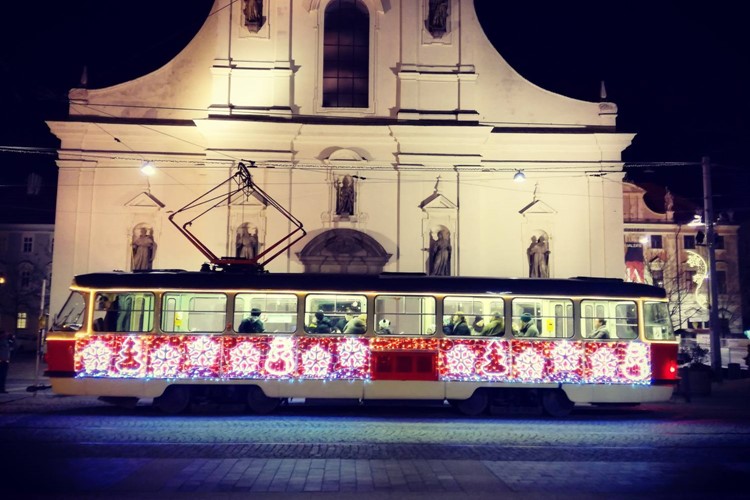 Do centra Brna se po roce vrací vánoční tramvaj, přibude i svítící „PFková“