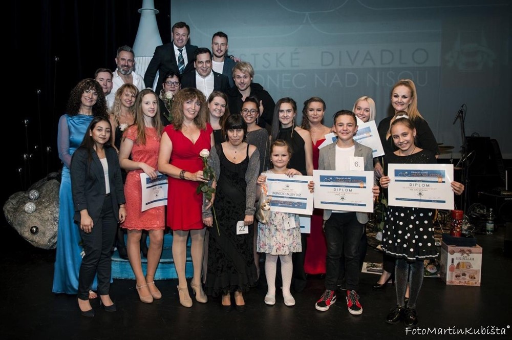 Sedmadvacet finalistů jubilejního desátého ročníku amatérské pěvecké soutěže Hvězdy nad Ještědem se sešlo v sobotu 23. listopadu v Městském divadle v Jablonci nad Nisou. 