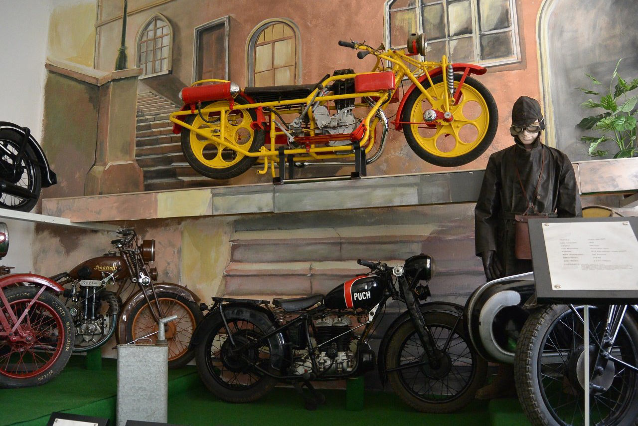 Muzeum historických motocyklů a expozice hraček Bečov nad Teplou