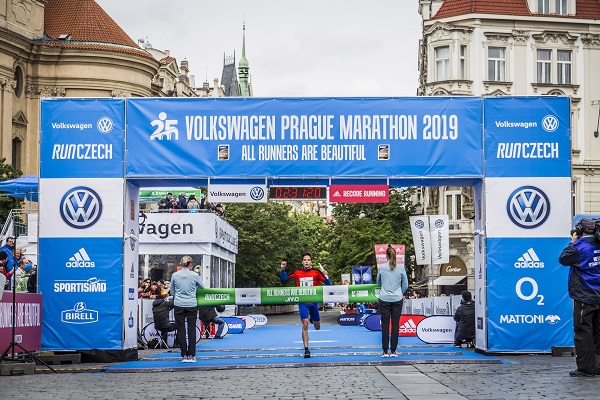 Jubilejní Volkswagen Maraton Praha rozhodl o nejrychlejší škole v Česku