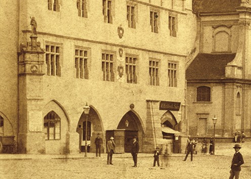 Výstava představuje historické fotografie i autentické stavební plány staré radnice v Litoměřicích