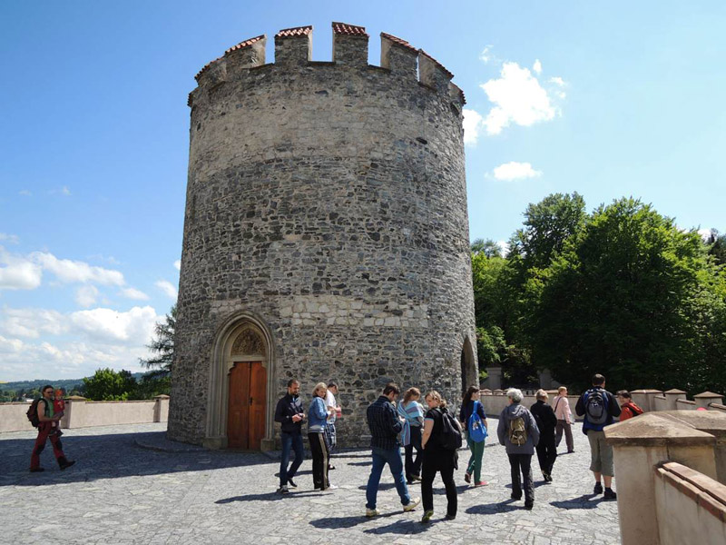 Okolí hradu Český Šternberk můžete poznat i na kole