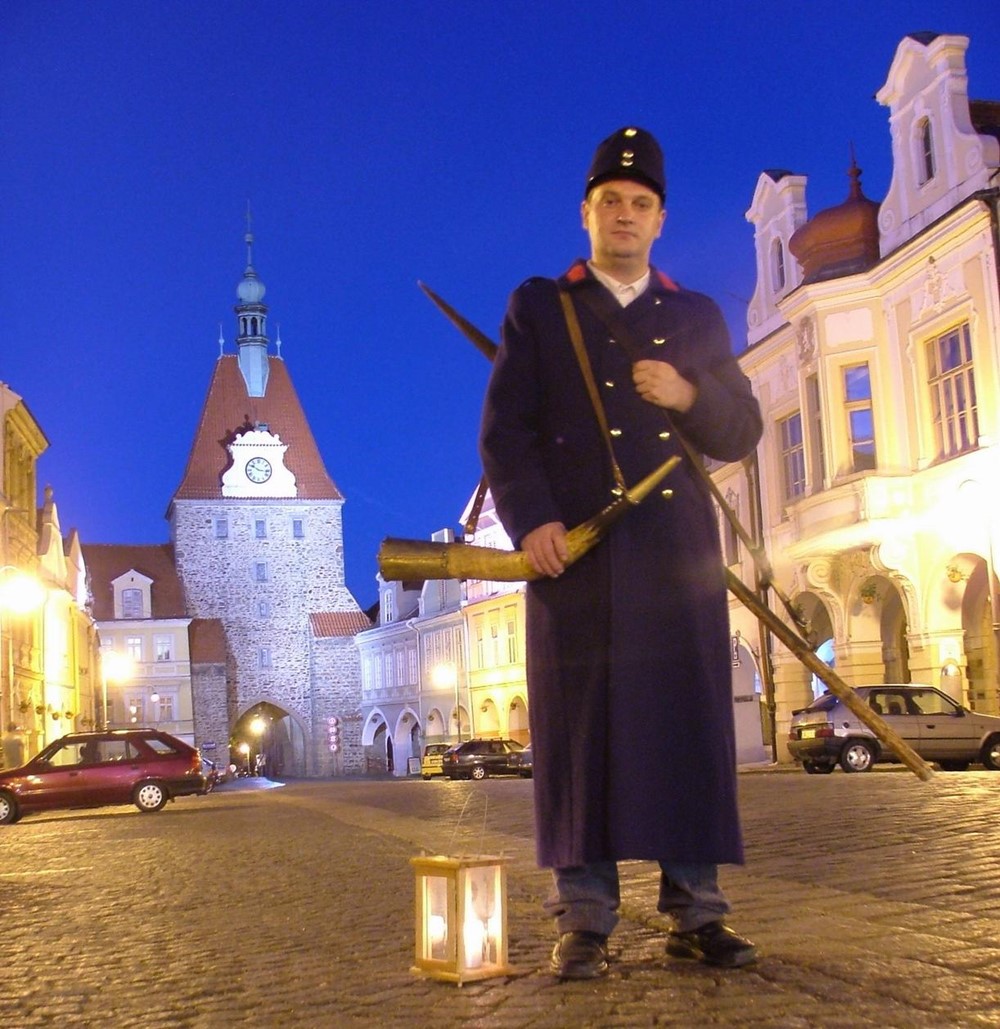 Ponocný na domažlickém náměstí.