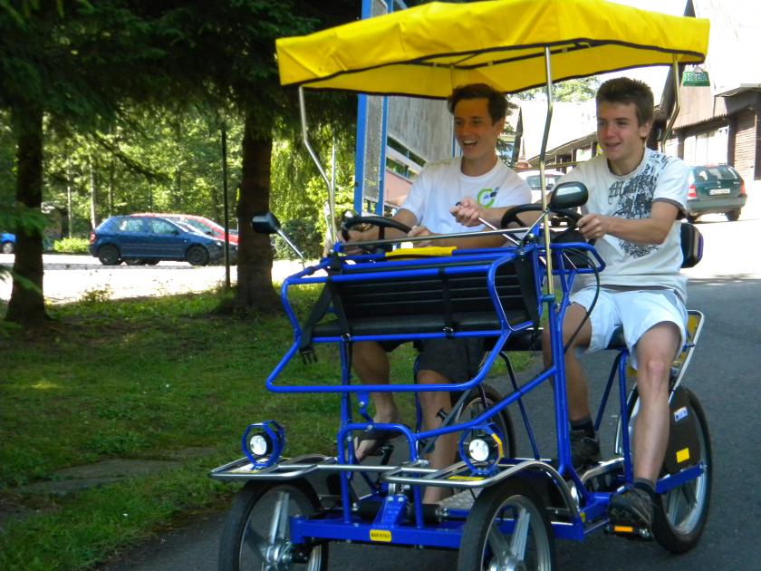 Půjčte si šlapací čtyřkolo, elektrokolo či koloběžku a poznávejte krásy Vrbna pod Pradědem a okolí
